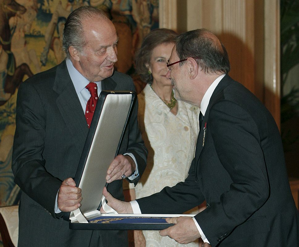 Don Juan Carlos le entrega el Collar de la Orden a Javier Solana.