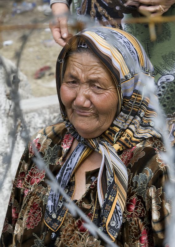 Una mujer uzbeka en la frontera cerrada entre Kirguizistán y Uzbekistán