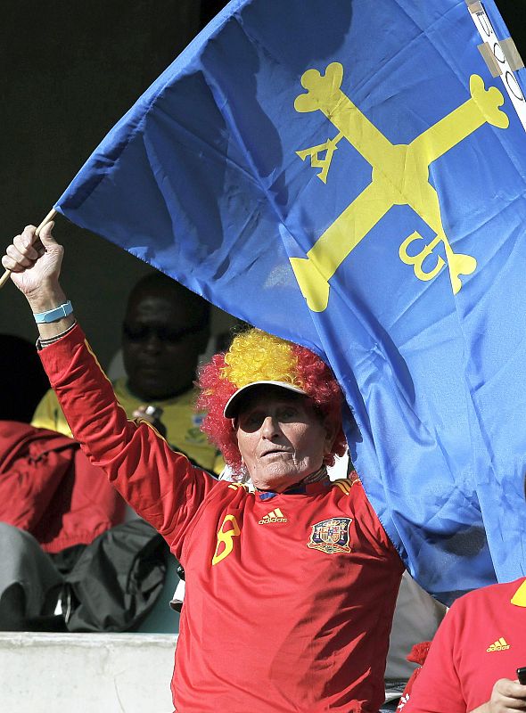 Un aficionado español anima a la "roja" desde las gradas del estadio Moses Mabhida, donde España dispitará su primer partido del Mundial 2010.