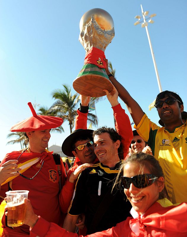 Gran ambiente entre los aficionados españoles en Durban que confían que éste sea el Mundial de España.