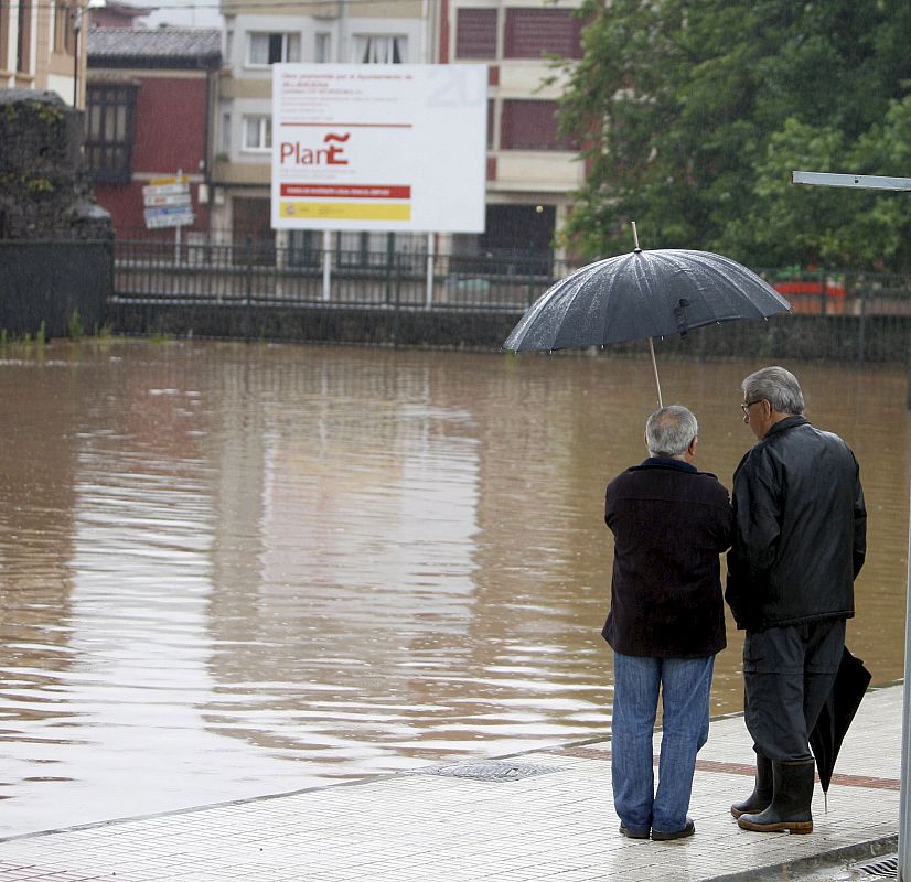 SIETE PERSONAS DESALOJADAS Y NUMEROSOS INCIDENTES EN EL CENTRO DE ASTURIAS