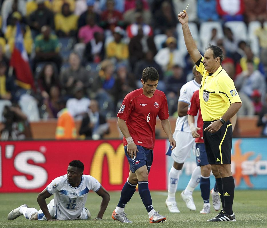 Carlos Carmona vio la tarjeta amarilla en los primeros minutos de partido.
