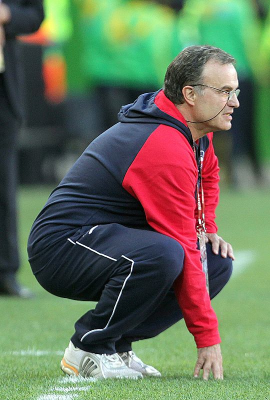 El seleccionador de fútbol de Chile, Marcelo Bielsa, observando a sus jugadores.