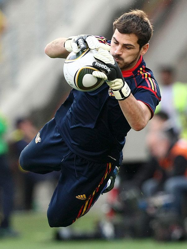 El portero de la selección española Iker Casillas realiza una parada durante el calentamiento previo al partido entre España y Suiza.