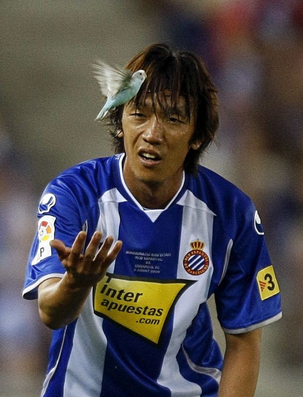 El ex del Espanyol, Nakamura, suelta un pajarito en la inauguración del estadio Cornellá-El Prat