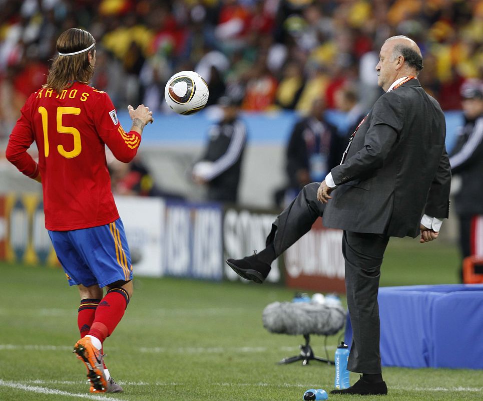 El seleccionador español, Vicente del Bosque, muy atento al juego de sus chicos desde la banda, pasa el balón Sergio Ramos.