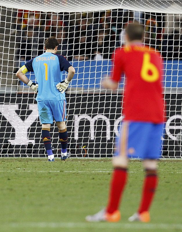 Casillas e Iniesta se lamentan tras el gol marcado por Suiza en el partido debut de España en el Mundial.