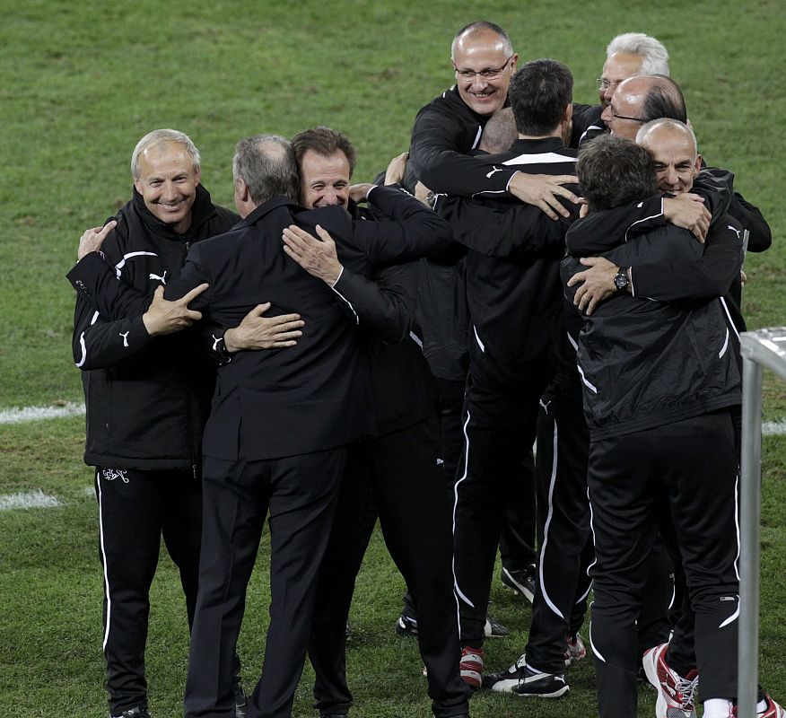 El cuerpo técnico de Suiza celebra en el banquillo la victoria de su selección que este miércoles ha dado la sorpresa al ganar a España.