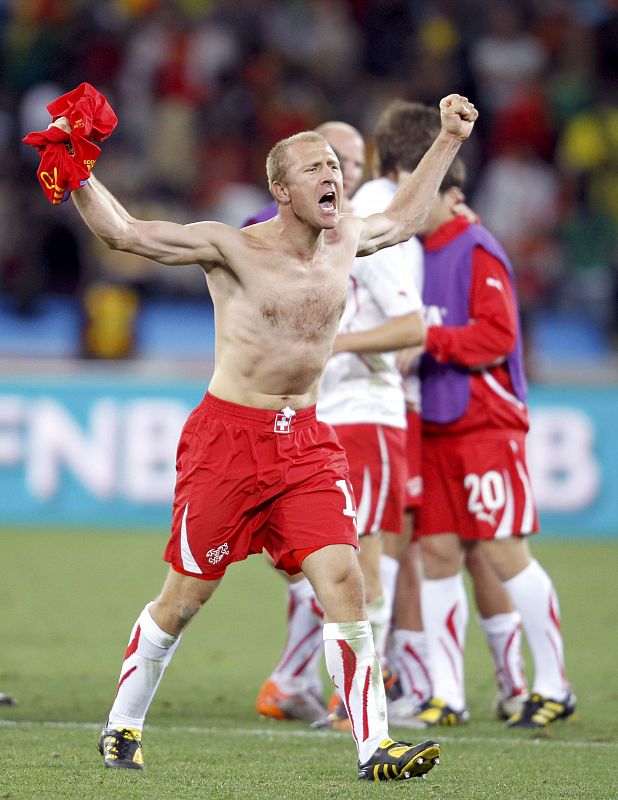 El jugador suizo Stephane Grichting, eufórico, se retira del campo tras finaliza el España 1-0 Suiza.