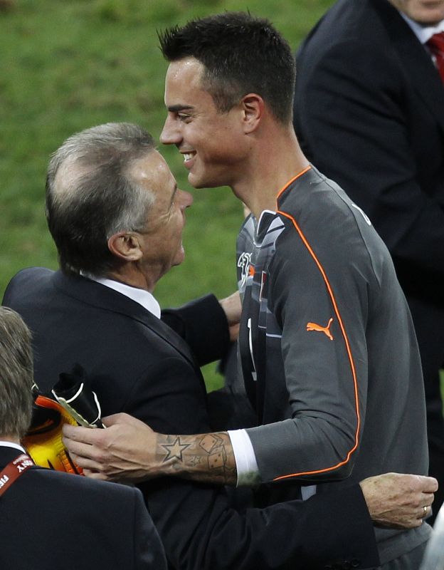 El portero suizo Diego Benaglio celebra con su entrenador Ottmar Hitzfeld la victoria ante España.