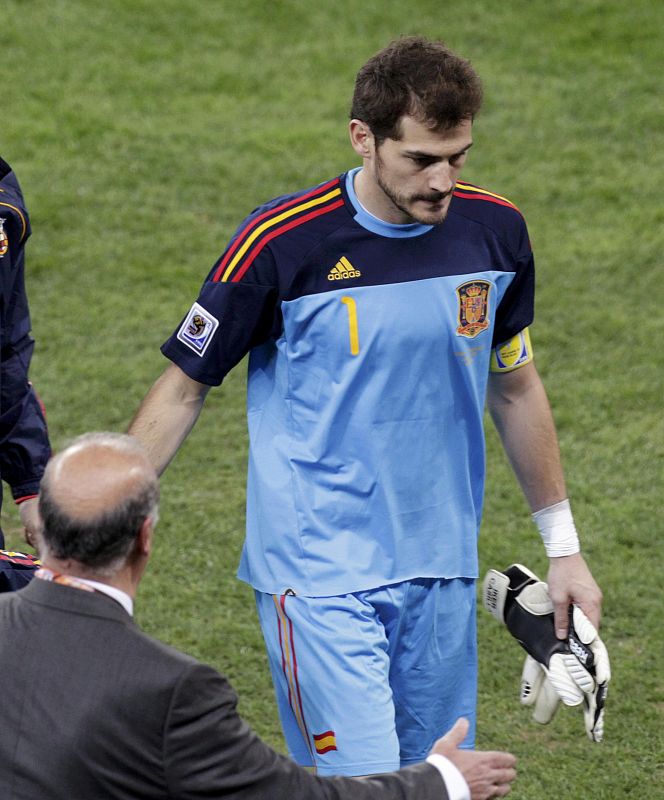 Iker Casillas se retira del terreno de juego, triste, tras haber perdido 1-0 ante Suiza.