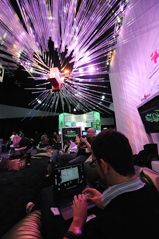 Visitantes a la E3 descansan en una de las salas de la feria de videojuegos