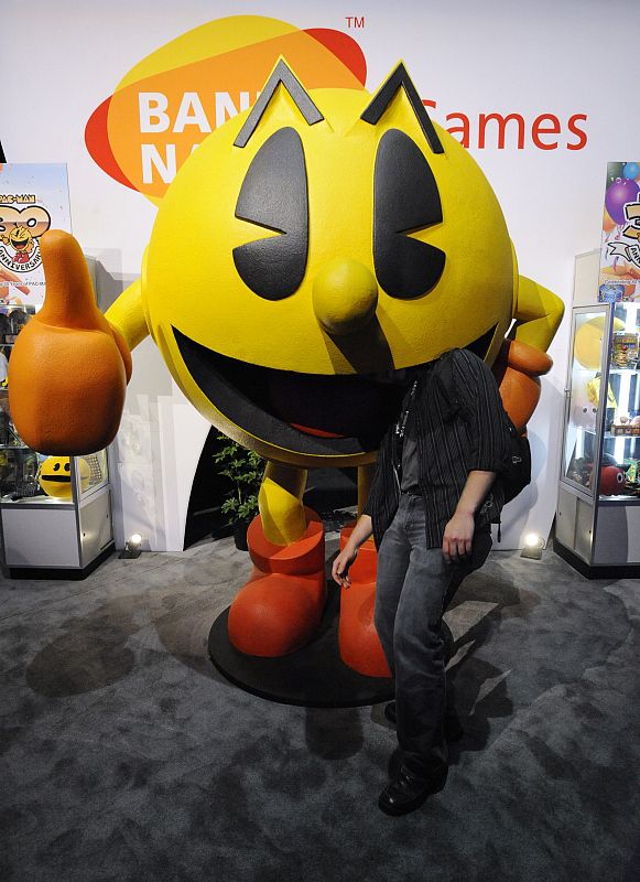 Un visitante de la E3 introduce su cabeza en un Poke-Man gigante