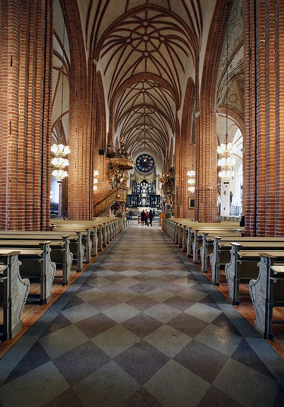 La Princesa romperá la tradición sueca y cruzará este pasillo de la catedral de Estocolmo del brazo de su padre y no de su novio.
