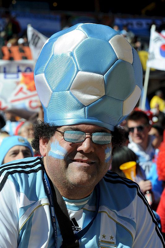 Los aficionados argentinos animan a su selección, que se he clasificado para octavos de final al ganar sus dos primeros partidos de la fase de grupos ante Nigeria y Corea del Sur.