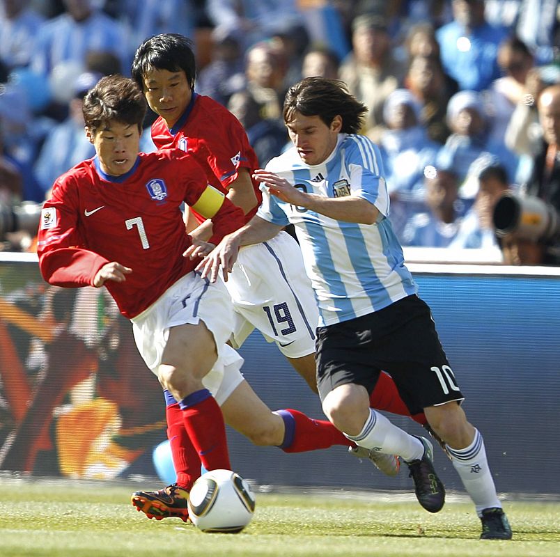 El delantero  argentino Leo Messi se marcha de un jugador surcoreano en el partido que este jueves han disputado en el estadio  Soccer City.