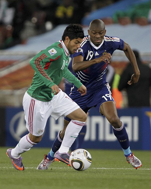 El méxicano Carlos Vela pelea el balón al jugador francés Abou Diaby, durante el segundo partido de la fase de grupos.