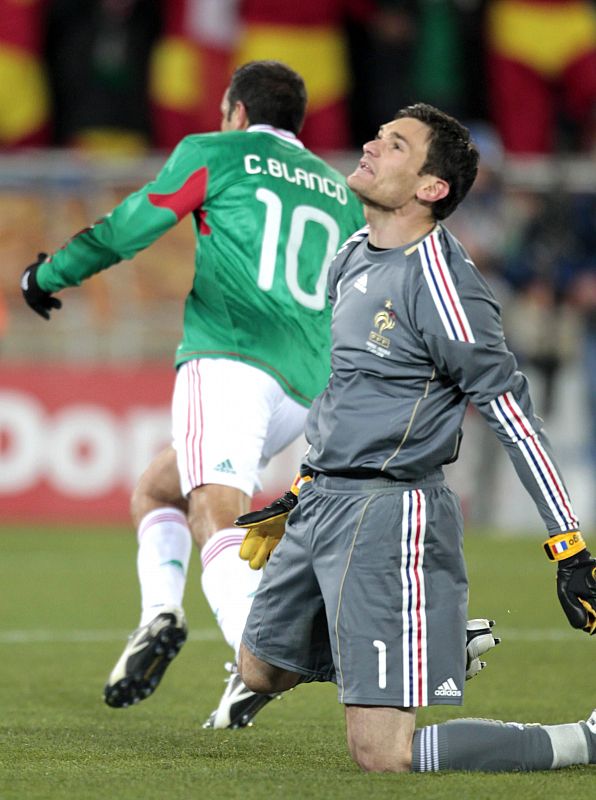 El guardameta fracés, Hugo LLoris, se lamenta tras encajar gol de penalti, que marcó el mexicano Cuauhtémoc Blanco.
