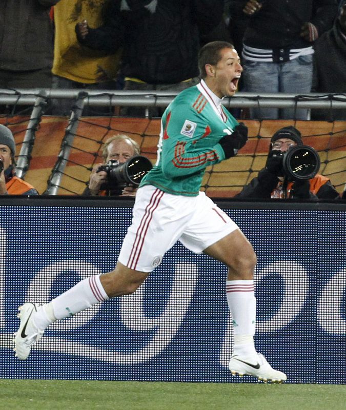 El jugador mexicano Javier Hernandez celebra el 1-0 que marcó contra Francia.