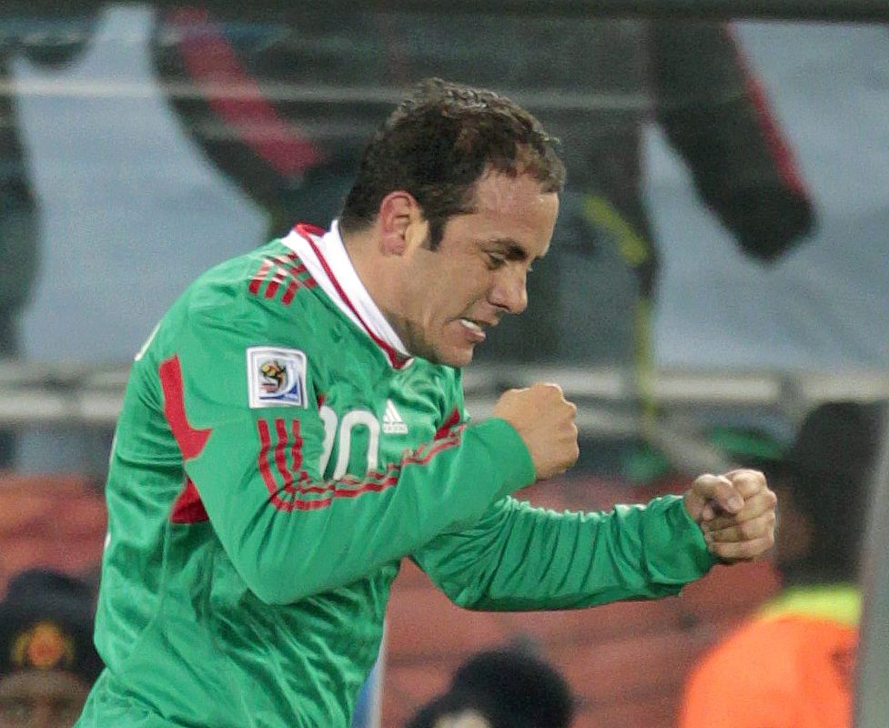 El mexicano Cuauhtémoc Blanco celebra el gol que consiguió de penalti.
