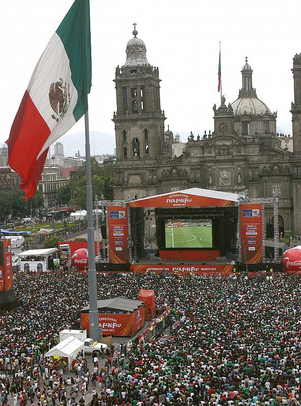 La plaza del Zócalo, de México D.F., a reventar para ver el partido ante Francia.