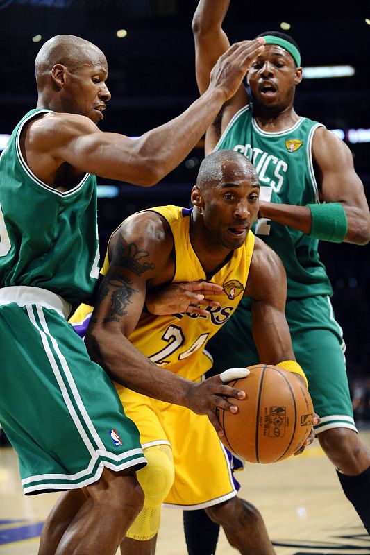 El jugador de los Lakers de Los Ángeles Kobe Bryant (c) disputa el balón con Ray Allen (i) y Paul PIerce (d) de los Celtics.