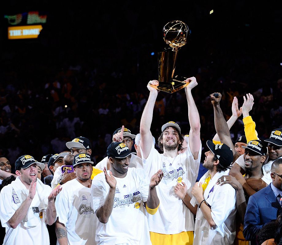 Pau Gasol (c) levanta el tofeo Larry O'Brien Championship.