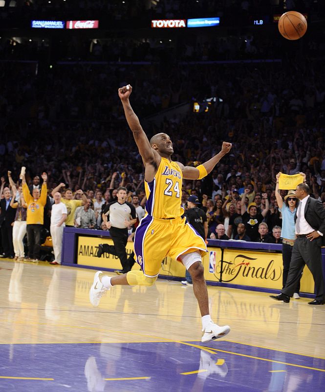 Kobe Bryant celebra tras la victoria del equipo ante los Celtics de Boston.