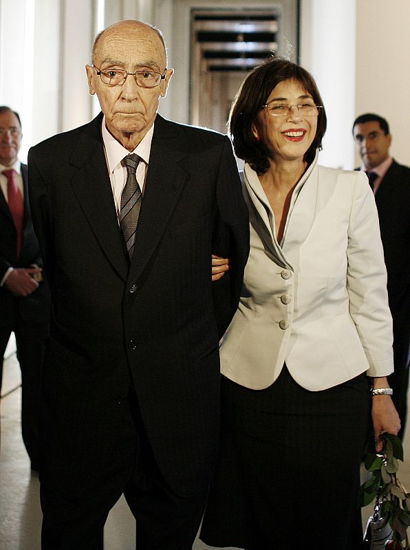 Portuguese Nobel Literature laureate Saramago and his wife Pilar walk in his exhibition in Lisbon