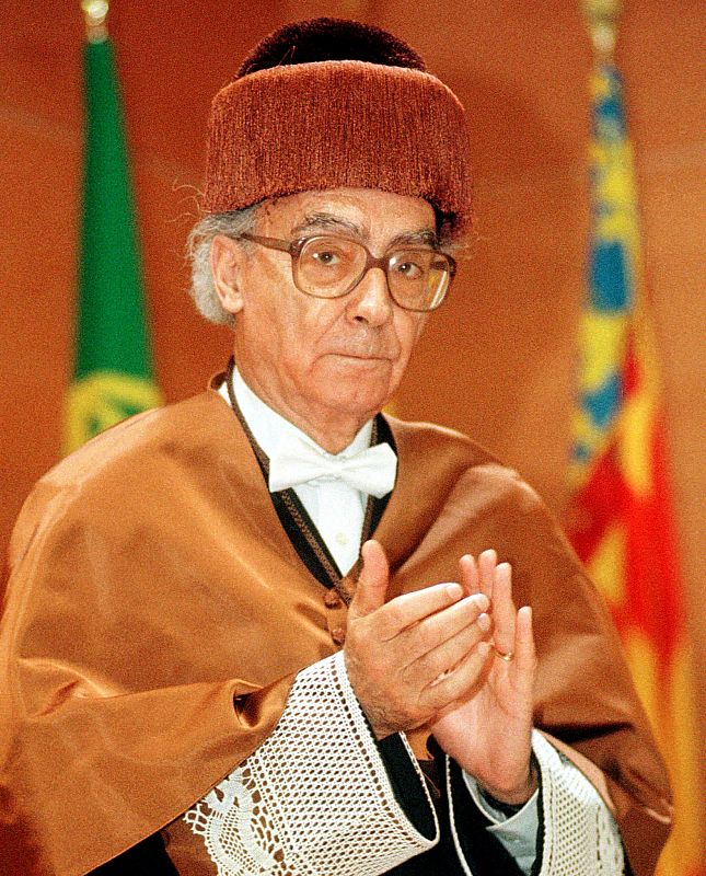 1999 Nobel Literature prize winner Jose Saramago of Portugal applauds after being awarded an "Honori..