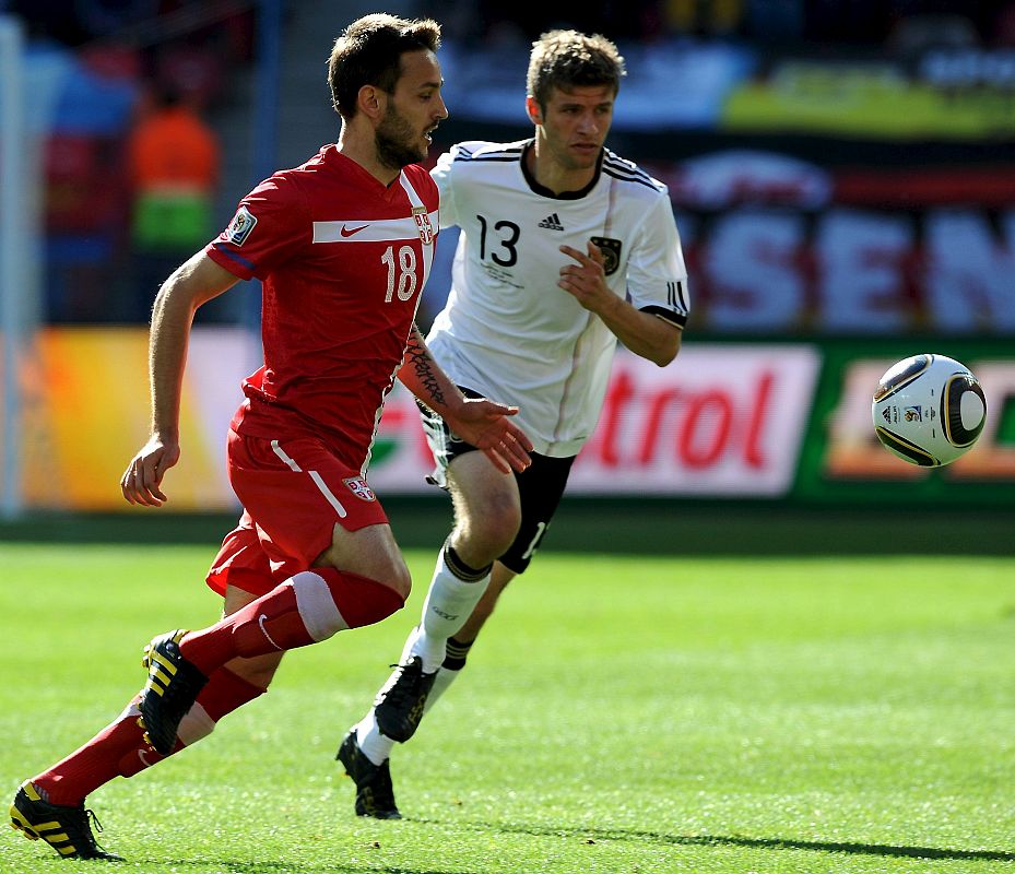 Ninkovic detiene el avanze de Müller.