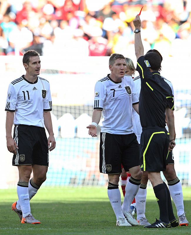 El árbitro Alberto Undiano (i) saca tarjeta roja para el jugador alemán Miroslav Klose (i), la jugada clave