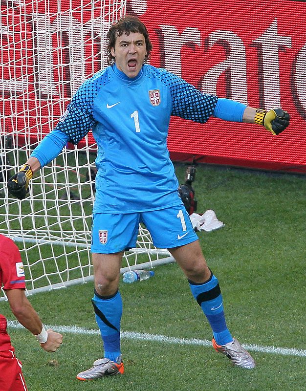 Vladimir Stojkovic celebra tras contener el remate de penal del alemán Lucas Podolski