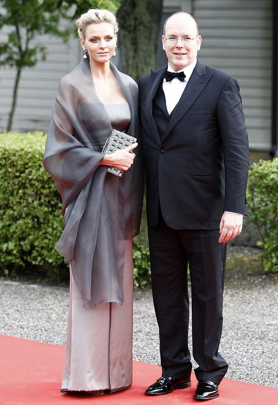 El Príncipe de Alberto de Mónaco acude a la cena de gala junto a su bella novia, la nadadora olímpica sudafricana, Charlene Wittstock.