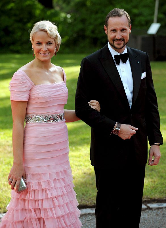 El príncipe Haakon de Noruega y su esposa la princesa Mette-Marit de Noruega posan para los medios a su llegada a la cena de gala.