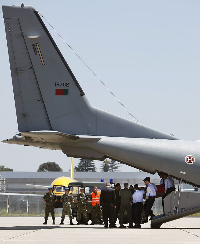 PORTUGAL RECIBE CON HONORES MILITARES LOS RESTOS DE SARAMAGO