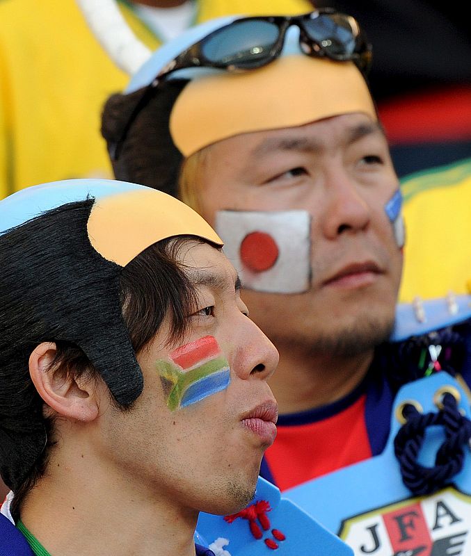 Unos aficionados japoneses muestran la decepción en sus rostros después del gol.