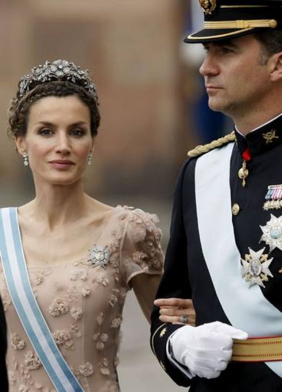 Los Príncipes de Asturias han sido de los primeros en llegar a la catedral de San Nicolás. Doña Letizia ha elegido para la ocasión un vestido en tono "maquillaje" con encajes confeccionado por su diseñador de cabecera, Felipe Varela.
