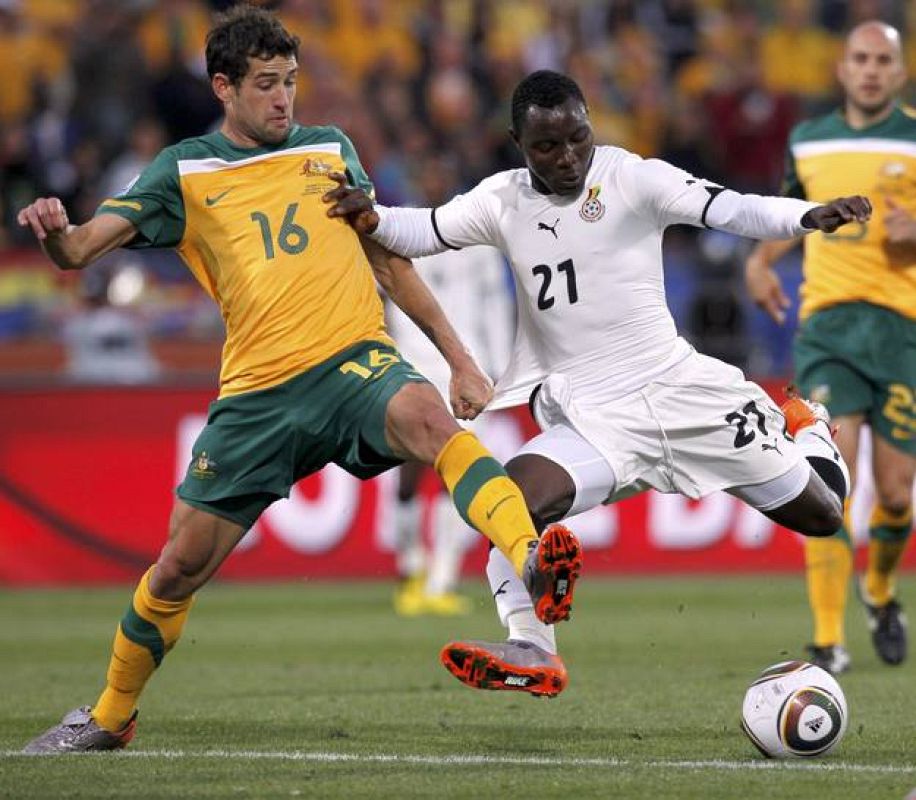 Kwadwo Asamoah también ha estado muy participativo, como Gyan, y se ha zafado de Carl Valeri.