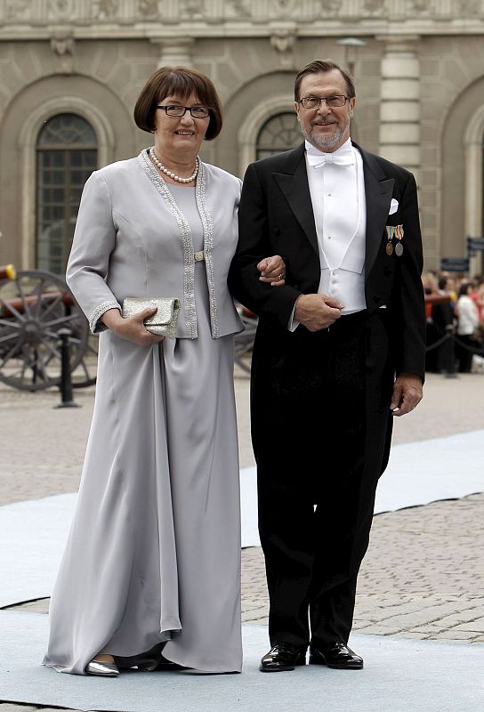 Los padres del novio, Olle y Eva, vestidos con un estilismo sobrio.