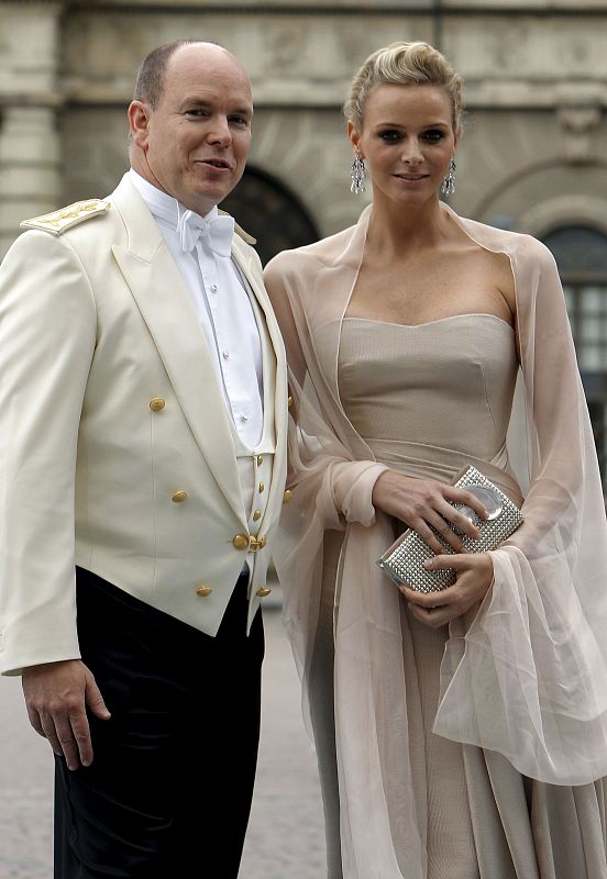 La novia del Príncipe Alberto, maquillada en tonos ahumados, apenas ha lucido joyas.