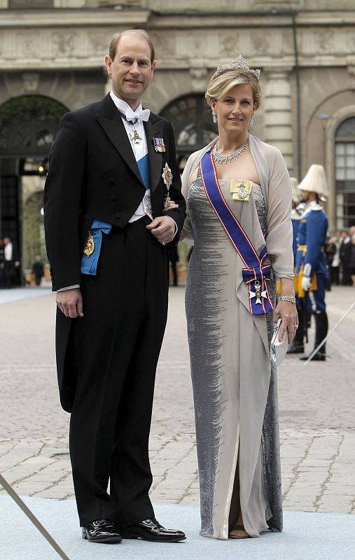 El príncipe Eduardo de Inglaterra y su esposa Sophie Rhys-Jones, con un vestido palabra de honor en tono ocre y un chal a juego.