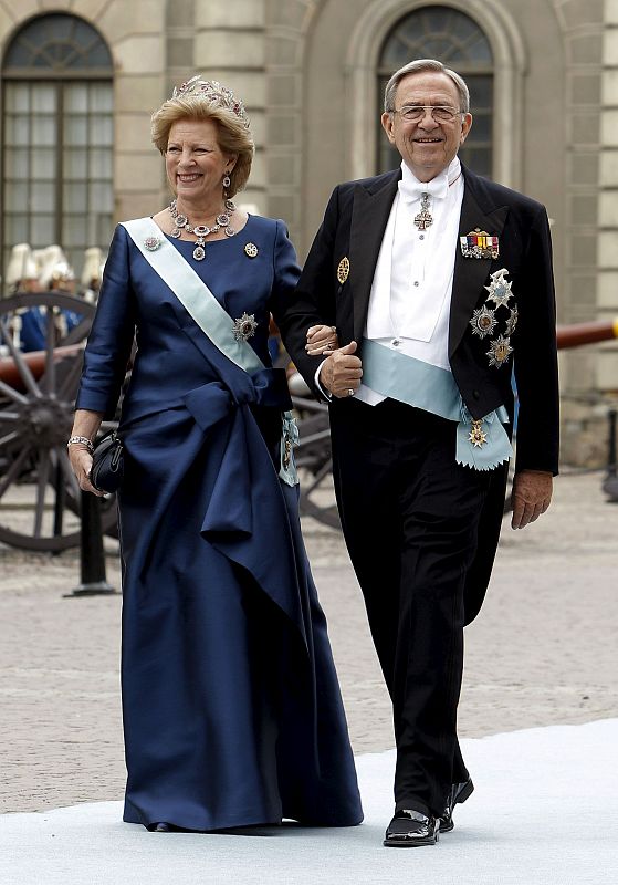 Los Reyes de Grecia Constantino y Ana Maria, muy elegante con un vestido de satén azul marino y un gran lazo.