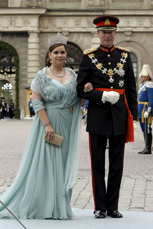 El gran duque Enrique de Luxemburgo y su esposa María Teresa Mestre, con un vestido en tono verdeagua, un color escogido también por otras invitadas, con pedrería y una llamativa tiara a modo de adorno.
