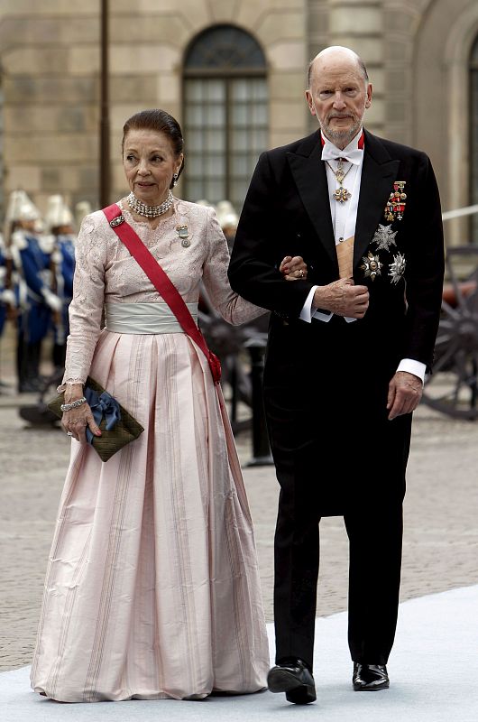 El rey Simeón de Bulgaria y su esposa, Margarita Gómez-Acebo, a su llegada a la boda de la princesa heredera Victoria de Suecia y su prometido, Daniel Westling.