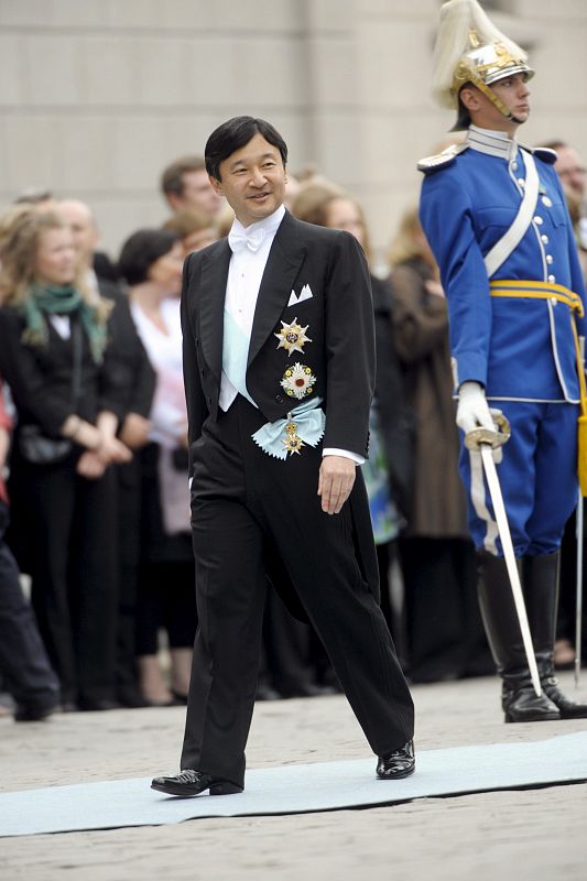 El príncipe heredero Naruhito de Japón llega a la catedral de San Nicolás de Estocolmo. Ha sido una de las pocas representaciones de una casa real no europea.