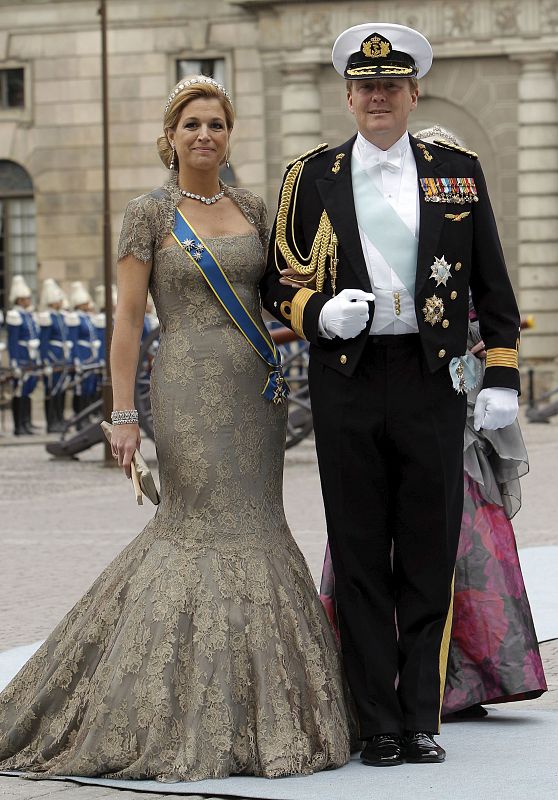 Los príncipes herederos Guillermo y Máxima de Holanda, con un vestido muy ceñido de encaje en tono ocre y con forma de sirena.