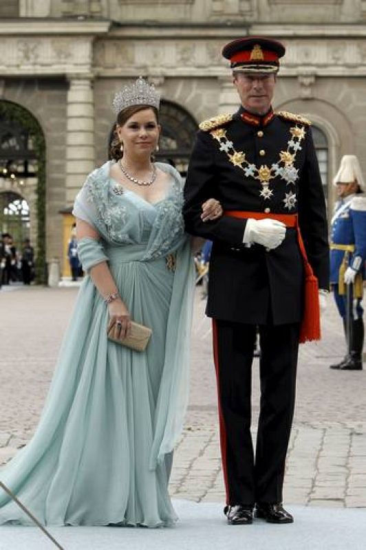 El gran duque Enrique de Luxemburgo y su esposa María Teresa Mestre, con un vestido en tono verdeagua, un color escogido también por otras invitadas, con pedrería y una llamativa tiara a modo de adorno. 