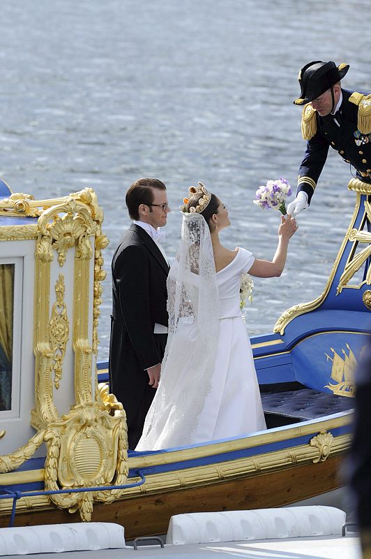 Victoria de Suecia recibe un ramo de flores al lado de su marido, el príncipe Daniel.