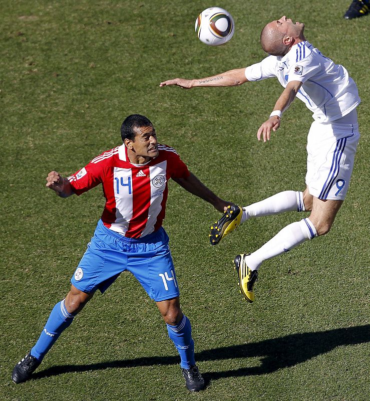 El jugador paraguayo Paulo da Silva (i) se disputa el balón con el eslovaco Stanislav Sestak.